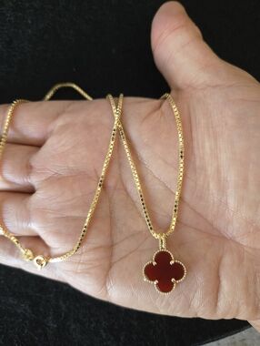 Beautiful Solid 18k Yellow Gold  Red Clover Pendant Necklace